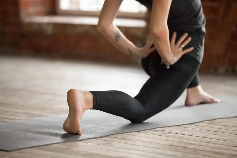 Jeune femme pratiquant le pilates